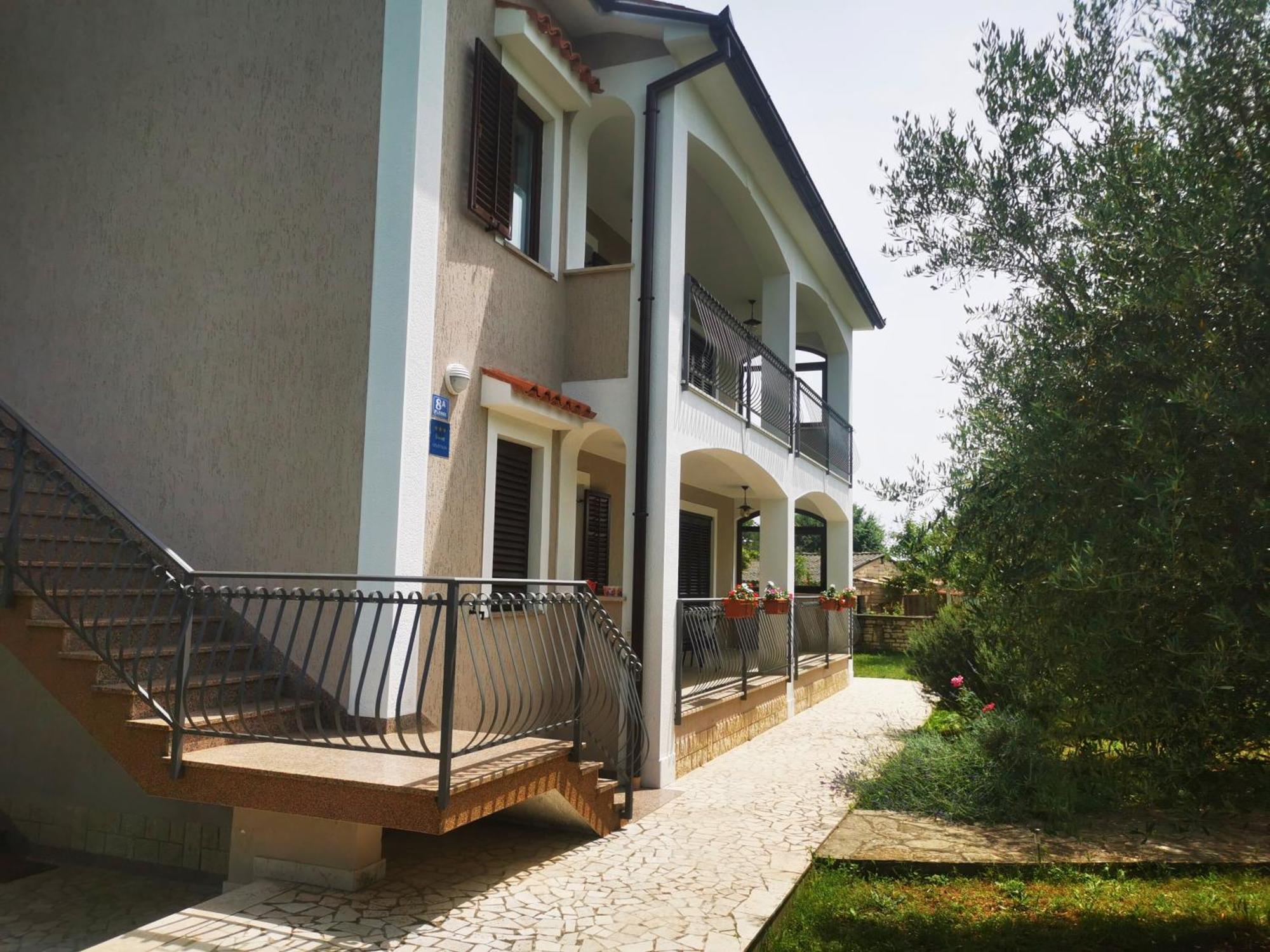 Garden Apartment Maria เวอร์ซาร์ ภายนอก รูปภาพ