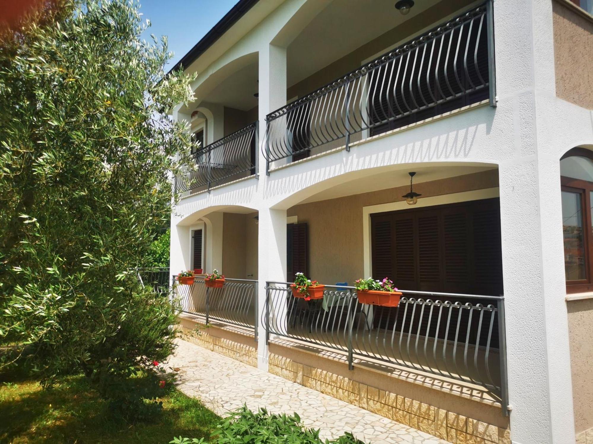 Garden Apartment Maria เวอร์ซาร์ ภายนอก รูปภาพ