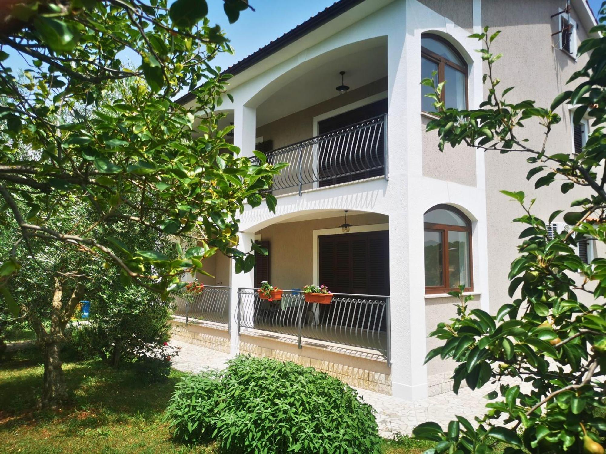 Garden Apartment Maria เวอร์ซาร์ ภายนอก รูปภาพ