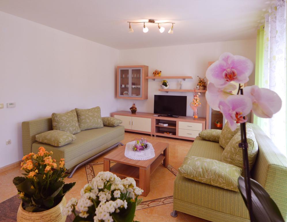 Garden Apartment Maria เวอร์ซาร์ ภายนอก รูปภาพ