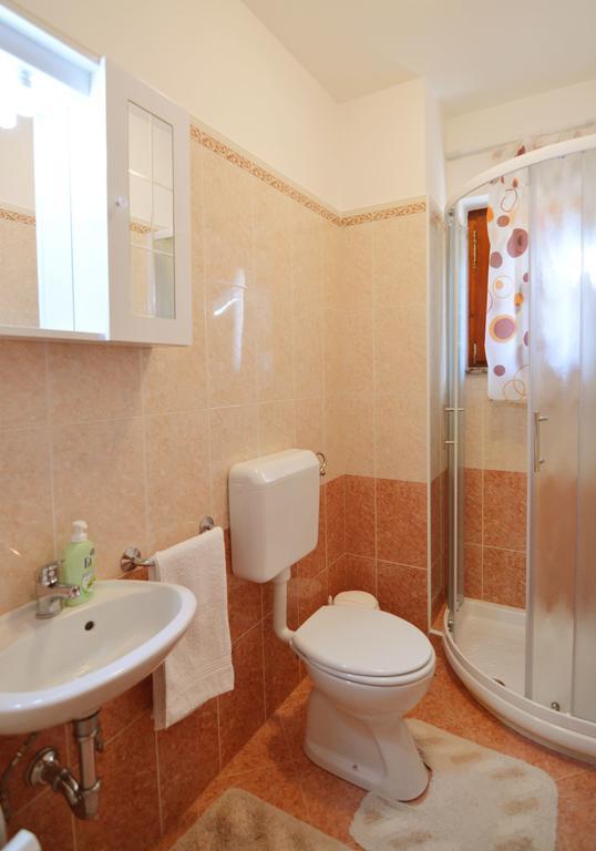 Garden Apartment Maria เวอร์ซาร์ ภายนอก รูปภาพ