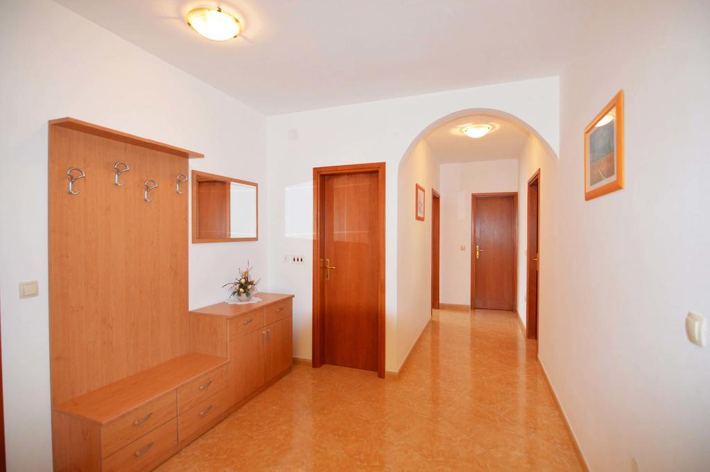 Garden Apartment Maria เวอร์ซาร์ ภายนอก รูปภาพ