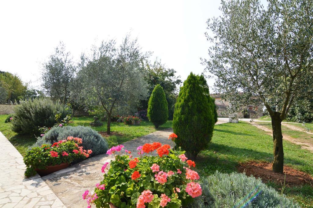 Garden Apartment Maria เวอร์ซาร์ ภายนอก รูปภาพ