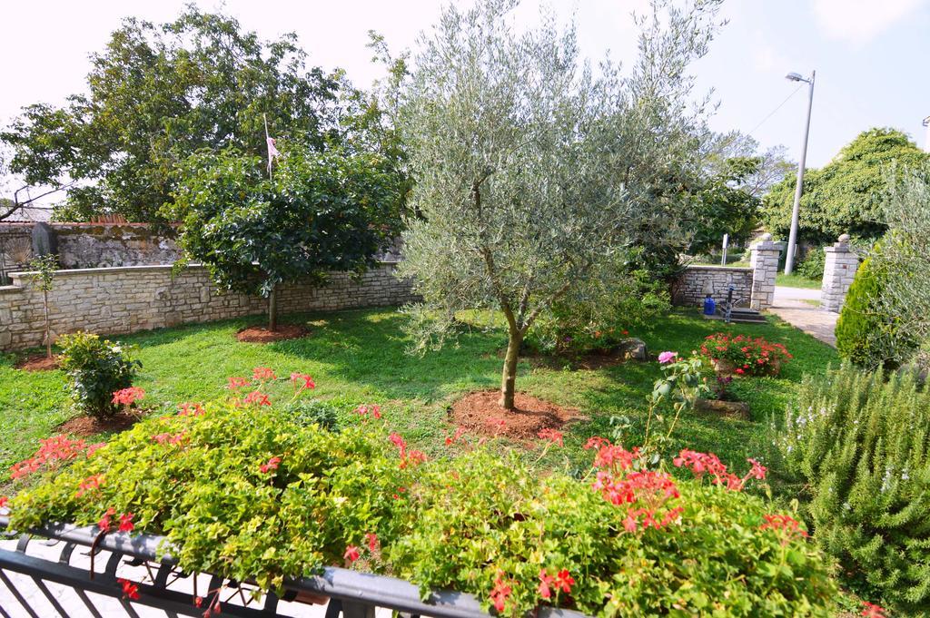 Garden Apartment Maria เวอร์ซาร์ ภายนอก รูปภาพ