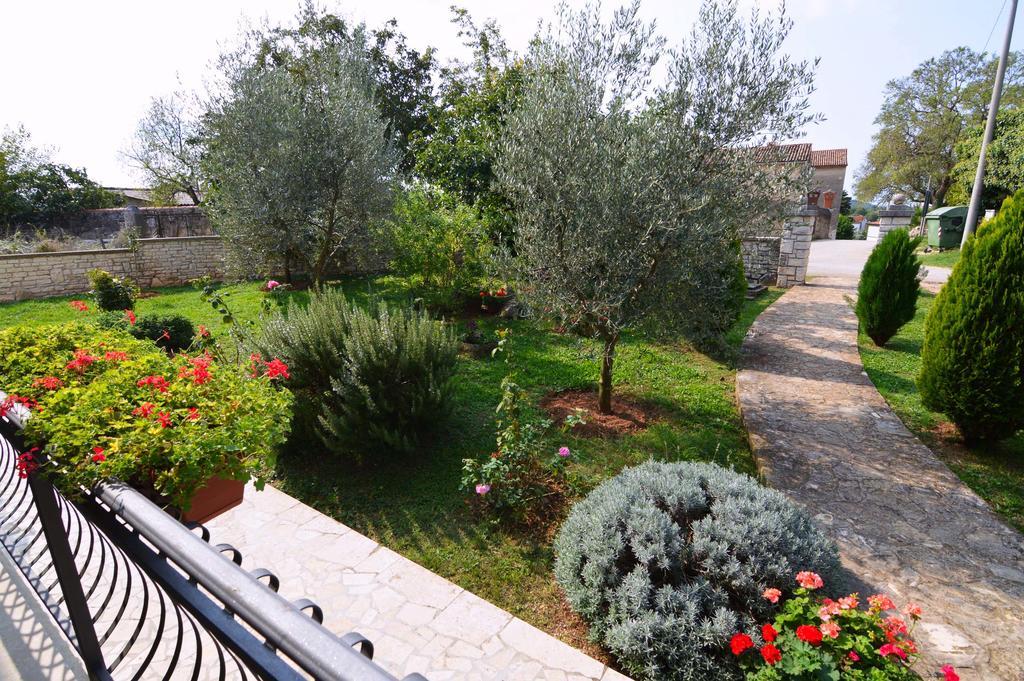 Garden Apartment Maria เวอร์ซาร์ ภายนอก รูปภาพ