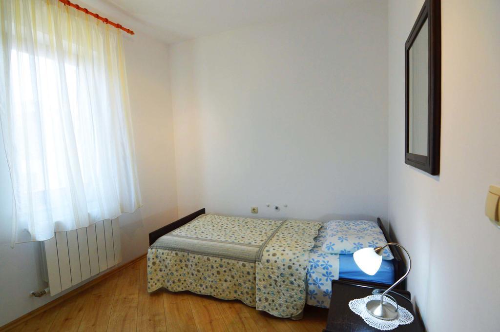Garden Apartment Maria เวอร์ซาร์ ภายนอก รูปภาพ