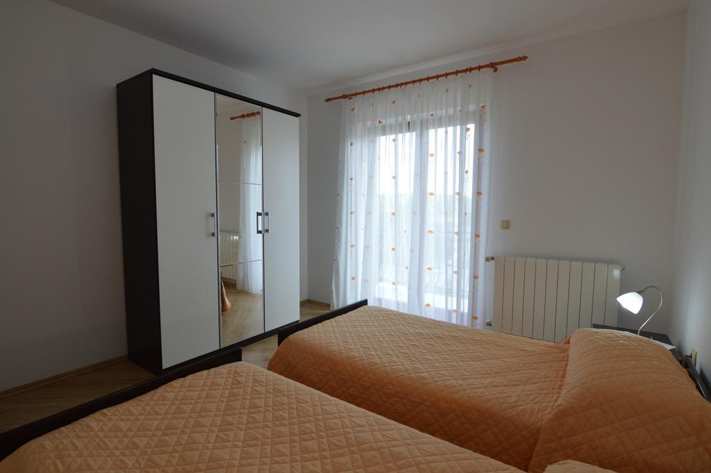 Garden Apartment Maria เวอร์ซาร์ ภายนอก รูปภาพ