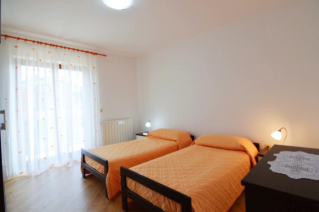Garden Apartment Maria เวอร์ซาร์ ภายนอก รูปภาพ