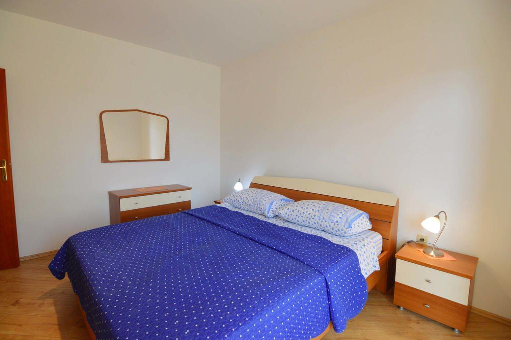 Garden Apartment Maria เวอร์ซาร์ ภายนอก รูปภาพ