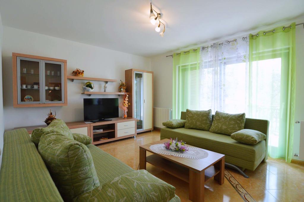 Garden Apartment Maria เวอร์ซาร์ ภายนอก รูปภาพ