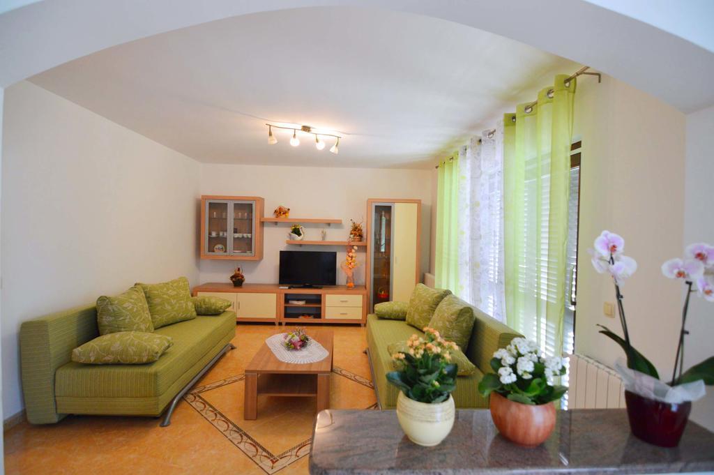 Garden Apartment Maria เวอร์ซาร์ ภายนอก รูปภาพ