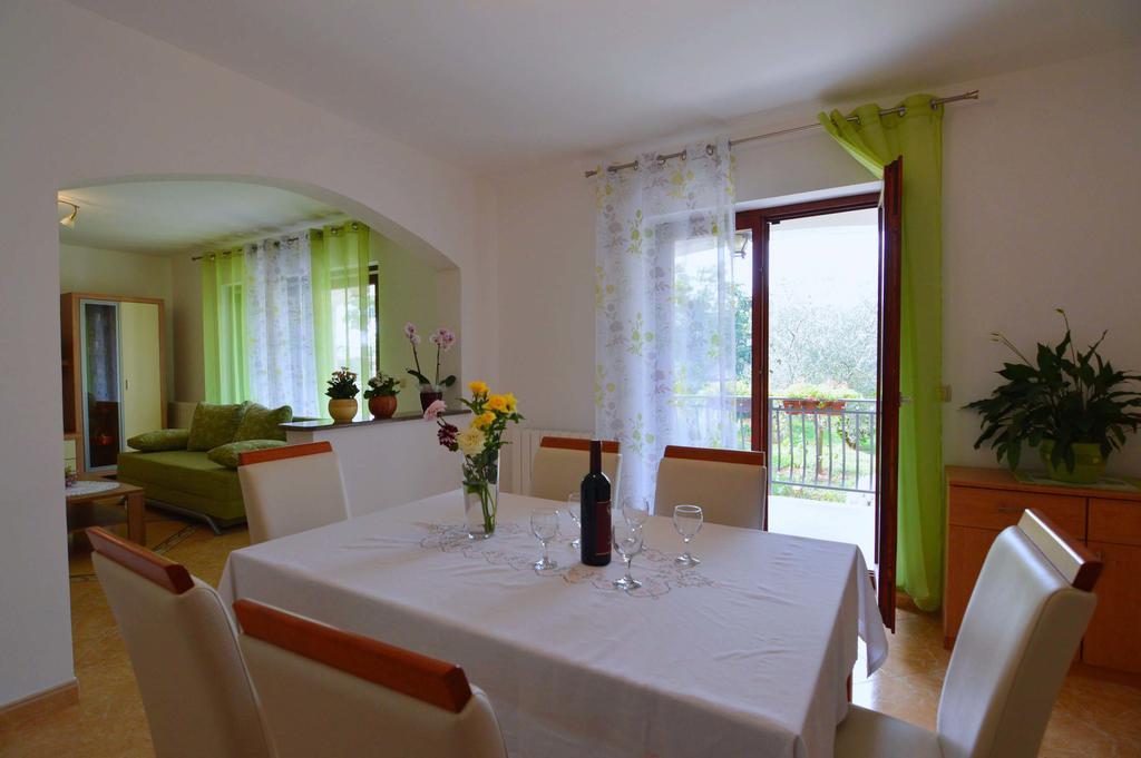 Garden Apartment Maria เวอร์ซาร์ ภายนอก รูปภาพ